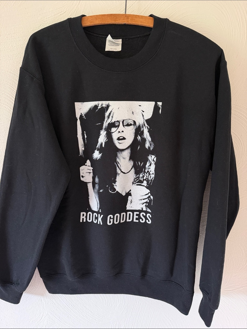 Gildan Black Crewneck Sweatshirt with Stevie Nicks Rock Goddess Graphic. Small.